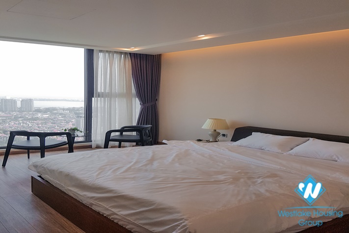 A Spacious Luxury 4 bedroom apartment  with lake view for rent in Metropolis - M1